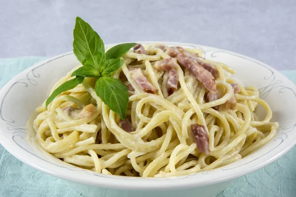 Spaghetti Med Karbonarasås Och Bacon — Stockfoto