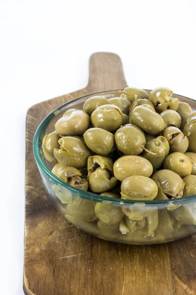 Aceitunas verdes servidas en un tazón —  Fotos de Stock