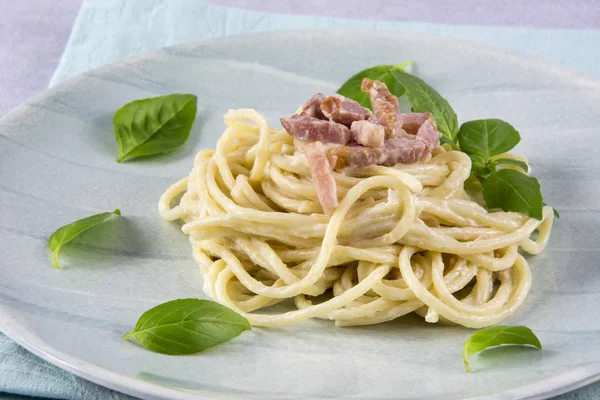 Spaghetti med carbonara sås — Stockfoto