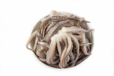 Beyaz arka plan üzerinde bir kase ham kalamar dokunaçları