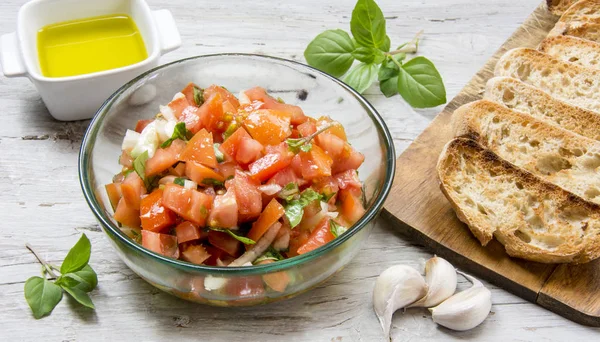 Ingredients to make bruschetta, typical Italian appetizer with t — Stock Photo, Image