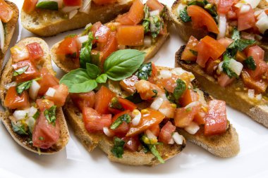 Bruscheta, domates, fesleğen ve toas ile antipasti Tipik İtalyan