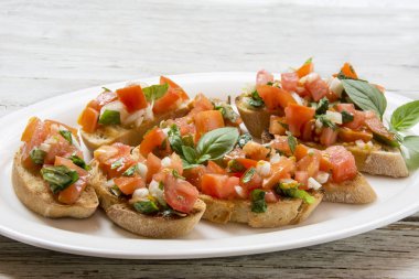 Bruscheta, domates, fesleğen ve toas ile antipasti Tipik İtalyan