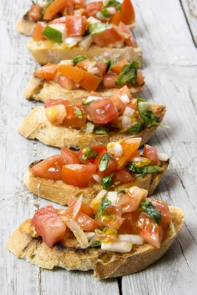 Bruscheta, antipasti Tipici italiani con pomodoro, basilico e toas — Foto Stock