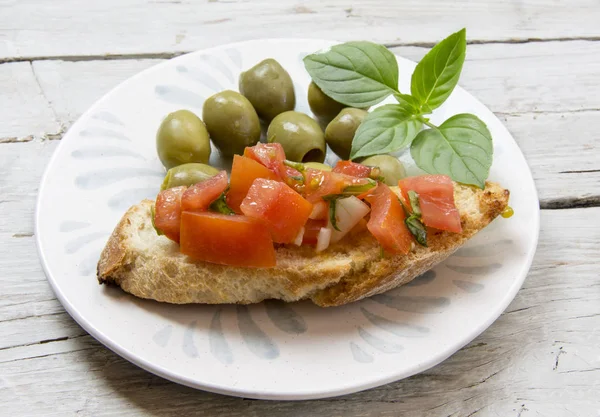 Bruscheta, antipasti Typical Italian with tomato, basil and toas — Stock Photo, Image