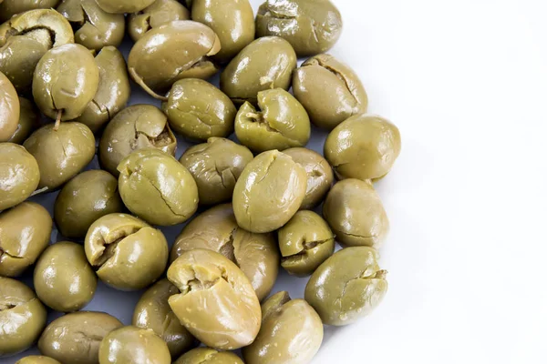 Olive verdi su fondo bianco — Foto Stock