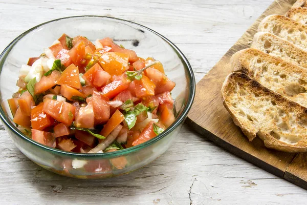 Ingredients to make bruschetta, typical Italian appetizer with t — Stock Photo, Image