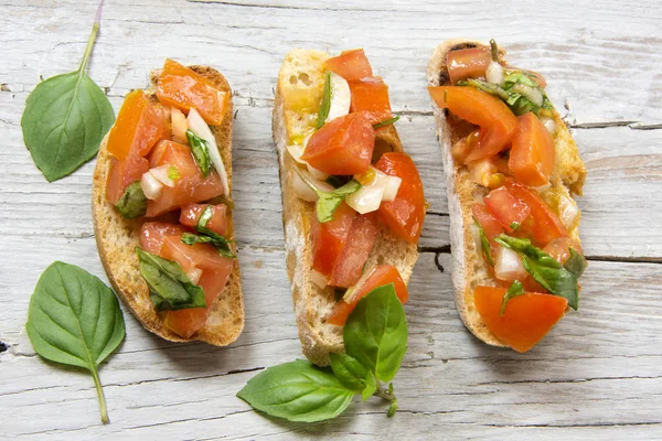 Bruscheta, Antipasti typisch italienisch mit Tomaten, Basilikum und Toas — Stockfoto