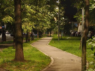 Gece sokak lambalarıyla aydınlatılmış..