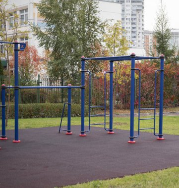 Açık hava spor köşesi. Merdiven barfiks çubuğu.