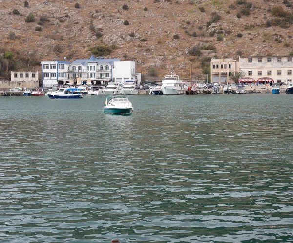 Barco Recreio Navega Mar Negro Com Turistas Baía Sevastopol Crimeia — Fotografia de Stock