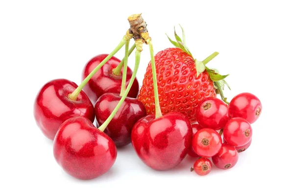 Cerezas Frescas Fresas Grosellas Rojas Aisladas Sobre Fondo Blanco —  Fotos de Stock