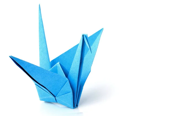 Mavi origami vinç; Beyaz arka plan üzerinde izole kuş portre.