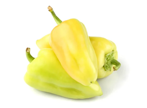 白色背景的黄绿色辣椒 — 图库照片