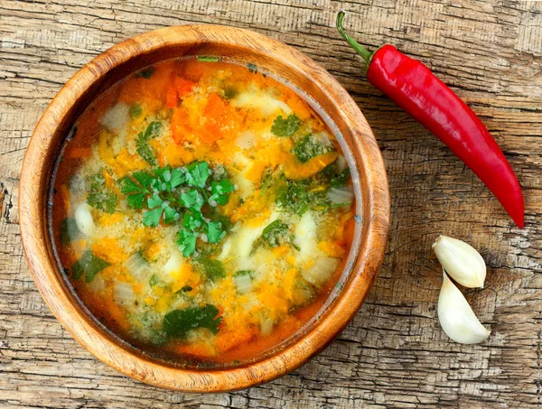 Sopa Casera Con Pimiento Rojo Ajo Sobre Fondo Madera — Foto de Stock