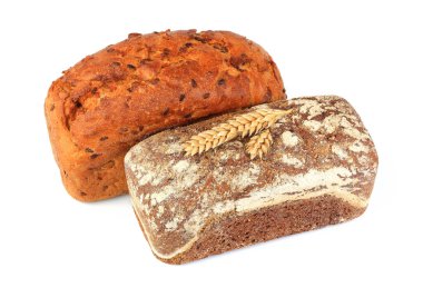 Beyaz arka plan üzerinde pişmiş çavdar ekmeği izole kapatmak. 