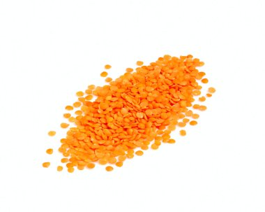 Beyaz arka plan üzerinde izole turuncu mercimek.