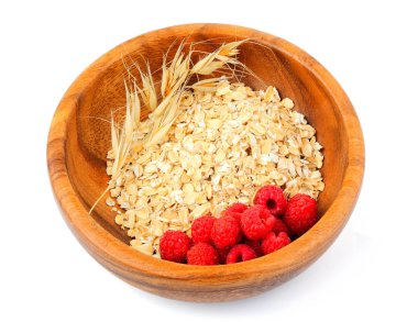 Yulaf gevreği ve bir tabak içinde taze ahududu. Beyaz arka plan üzerinde izole.