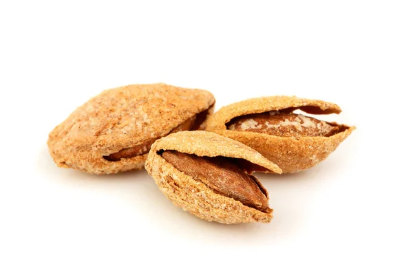 Almendras en cáscara con sal . — Foto de Stock