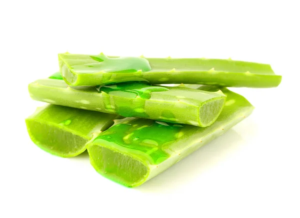 Blätter der Aloe Vera mit Tropfen Gel. — Stockfoto