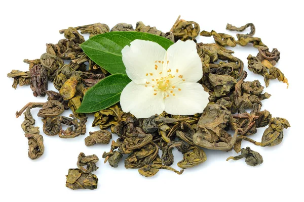 Daun teh hijau kering dengan bunga putih . — Stok Foto