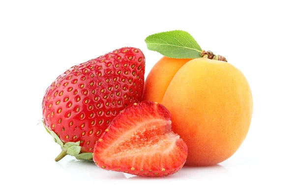 Apricot fruits with strawberries isolated. — Stock Photo, Image