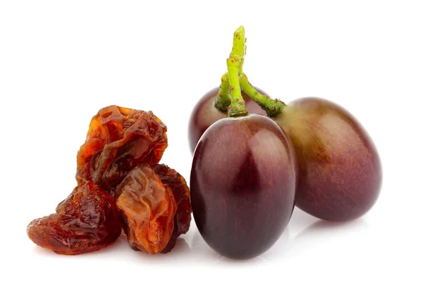 Raisins frais et raisins secs isolés . Images De Stock Libres De Droits