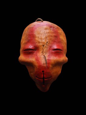 Etnik maske. Siyah arka plan üzerinde izole tatil ritüel ve karnaval için Maske.                              