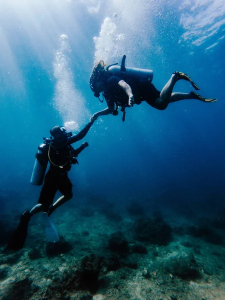 Tiro Subaquático Mergulhadores Mãos Dadas Fundo — Fotografia de Stock