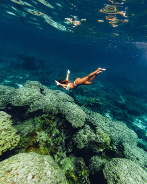 Tiro Subaquático Mulher Nadando Mar — Fotografia de Stock