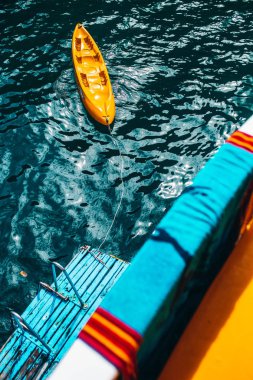 kayık tekneden görülen mavi iskele tarafından su demirlemiş