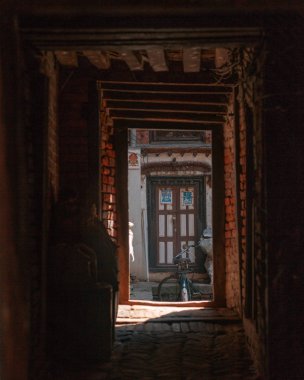 koridordan görülen bina üzerinde pencere ile sokak görünümü 