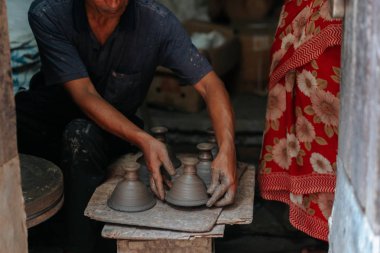 el yapımı kil bardak ile adam kırpılmış çekim