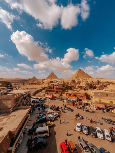 Widok Parking Budynki Piramidy Pustyni Kair — Zdjęcie stockowe