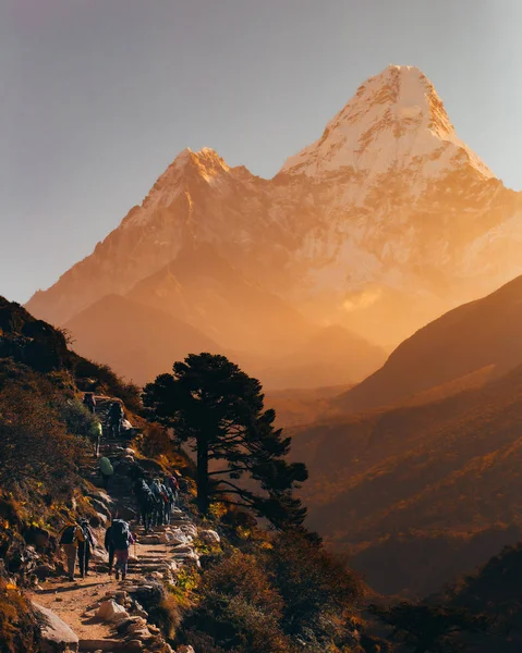 Vista Panorâmica Caminhantes Andando Cena Montanhosa Nepal — Fotografia de Stock