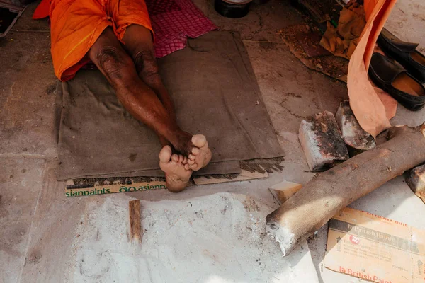 Yerde Yatan Turuncu Giysiler Içinde Adam Kırpılmış Çekim — Stok fotoğraf