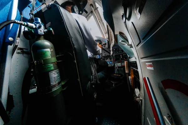带灭火器的飞机飞行员机舱内部视图 — 图库照片