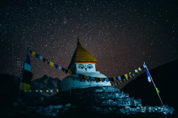 Религиозное Место Молитвенным Флагом Звездным Ночным Небом — стоковое фото