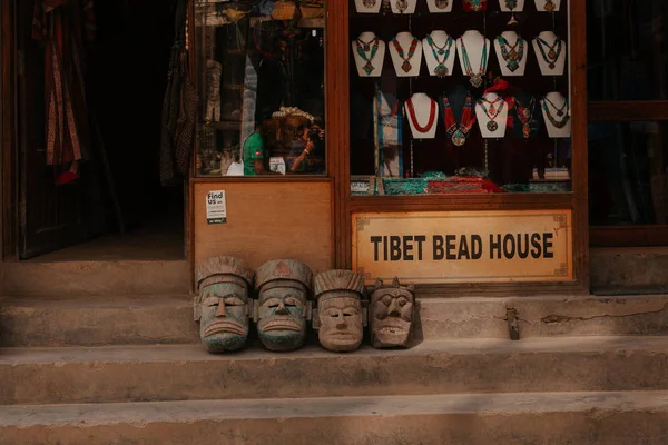 Stone Heads Stairs Bead Shop — Stock Photo, Image