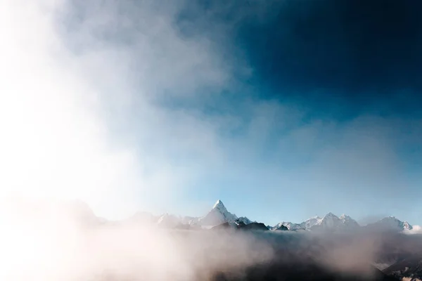 Zon Verlicht Bergachtig Landschap Wit Blauwe Bewolkte Hemel — Stockfoto