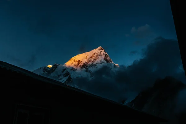 Montanha Coberta Neve Com Luz Quente Pôr Sol — Fotografia de Stock