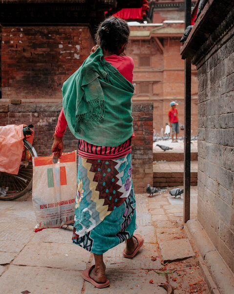 вид сзади на непальскую женщину в подлинной одежде
