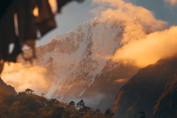 Vista Panorâmica Rochas Com Nuvens Luz Pôr Sol — Fotografia de Stock