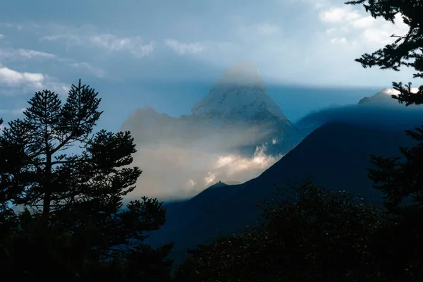 Schilderachtig Uitzicht Rotsen Met Wolken Bomen — Stockfoto