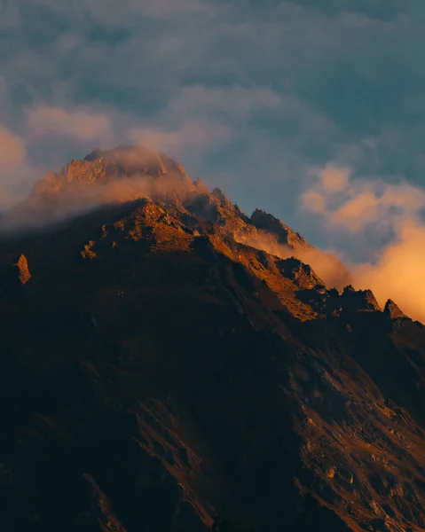 Vista Panorâmica Rochas Com Nuvens Luz Pôr Sol — Fotografia de Stock