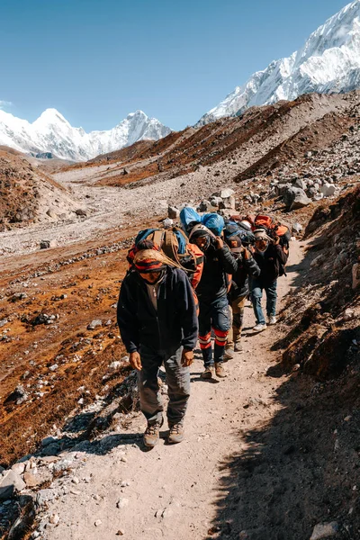 Caminhantes Com Mochilas Andando Cena Montanhosa Nepal — Fotografia de Stock