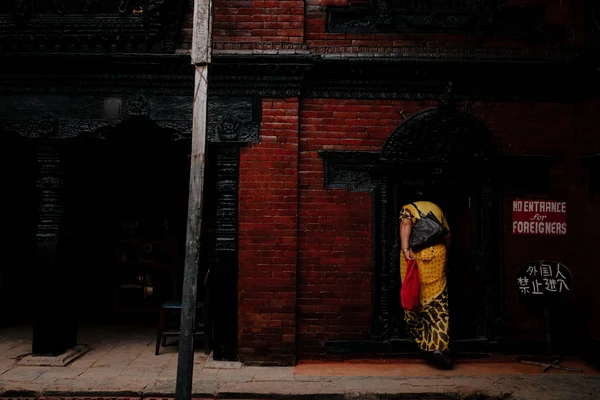 Woman Yellow Traditional Clothes Entering Building — Stock Photo, Image