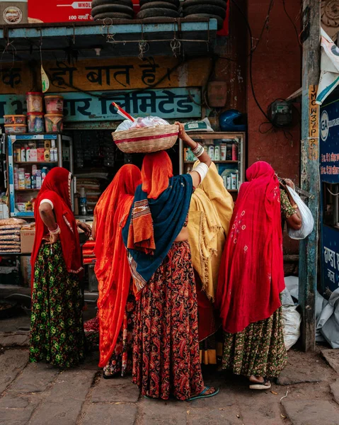 Otantik Giysiler Içinde Kadınlar Sokak Pazarında Birlikte Ayakta — Stok fotoğraf