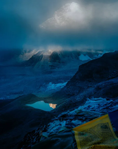 Schilderachtig Uitzicht Het Bergachtige Landschap Met Lage Wolken Gebeds Vlag — Stockfoto