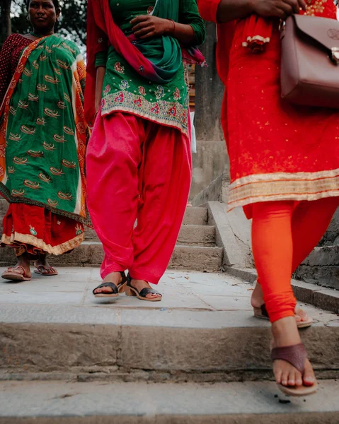 Bijgesneden Schot Van Nepalese Mensen Die Authentieke Kleding Dragen — Stockfoto